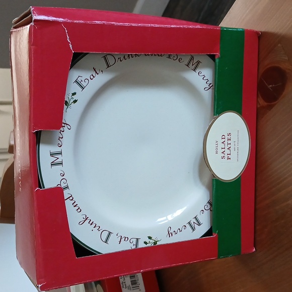 HOME Holly - Eat Drink Set of 4 Salad Plates 8" Holiday Red Green Be Merry - Picture 1 of 4